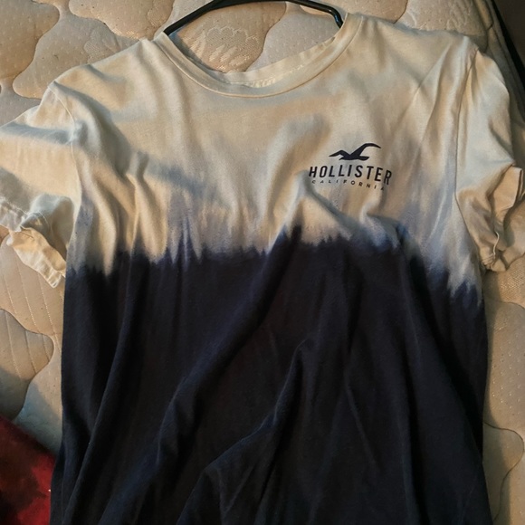 Hollister bundles comes with a hoodie and 2 t shirts - Picture 3 of 6